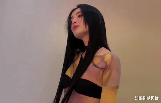 古力娜扎|娜扎广告大片惹争议，身材太好眼神迷离太前卫，被质疑打擦边球