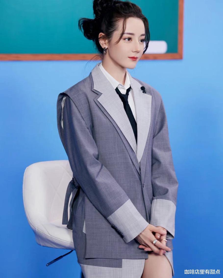 沈翊|迪丽热巴一袭灰色长西装搭配可爱丸子头,这颜值和身材绝对妥妥的校花