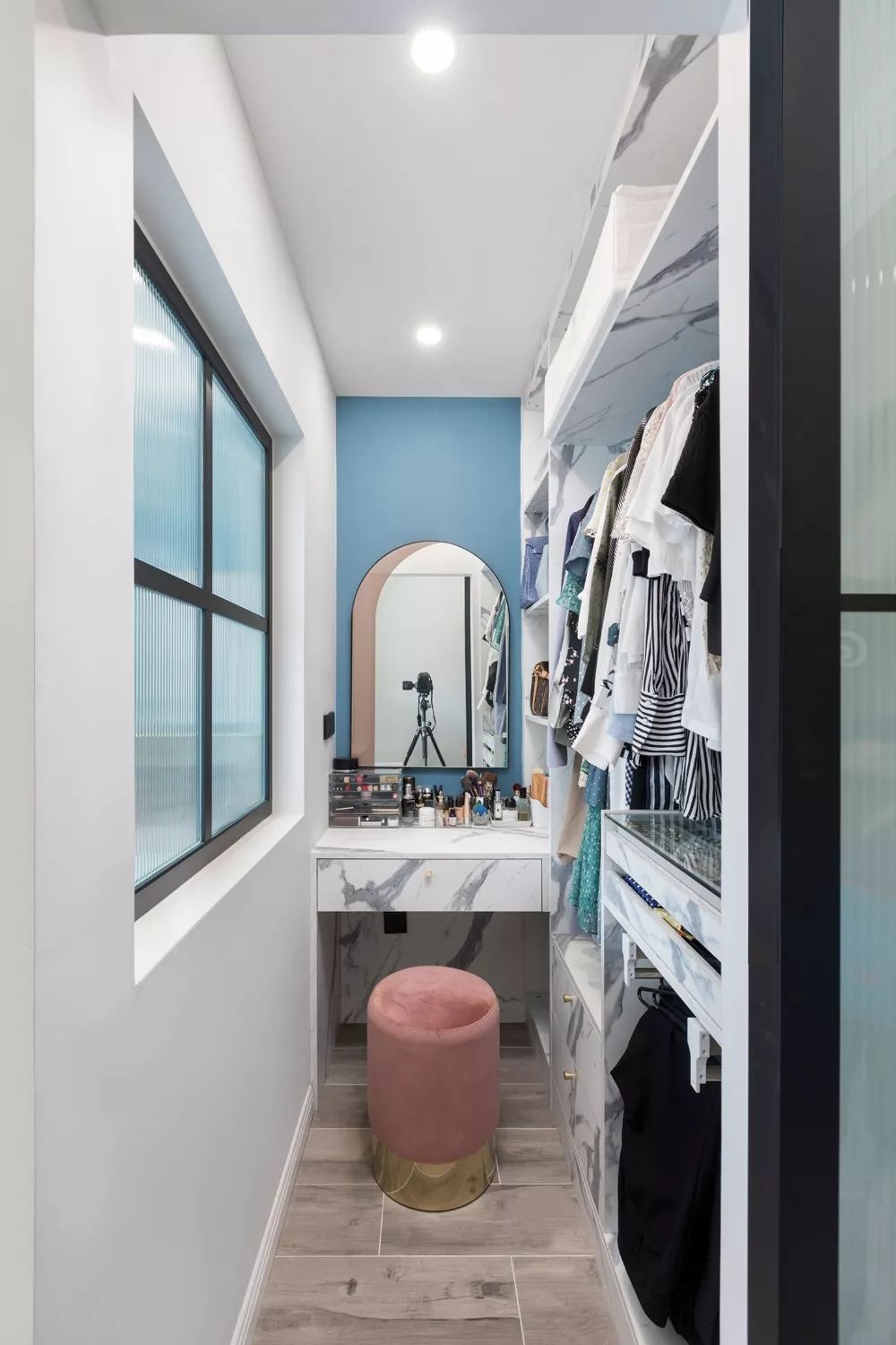 52平小户型,改造成了两居室,外加一个衣帽间,超有格调!