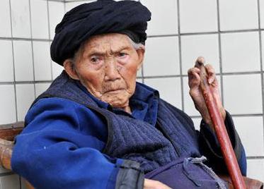 |百岁老人,血管依旧年轻,口述保养血管诀窍:只因我从不喝3种水