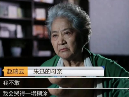 朱迅|央视朱迅街边录制春晚引围观！扎丸子头打扮亮眼，与路人亲切互动