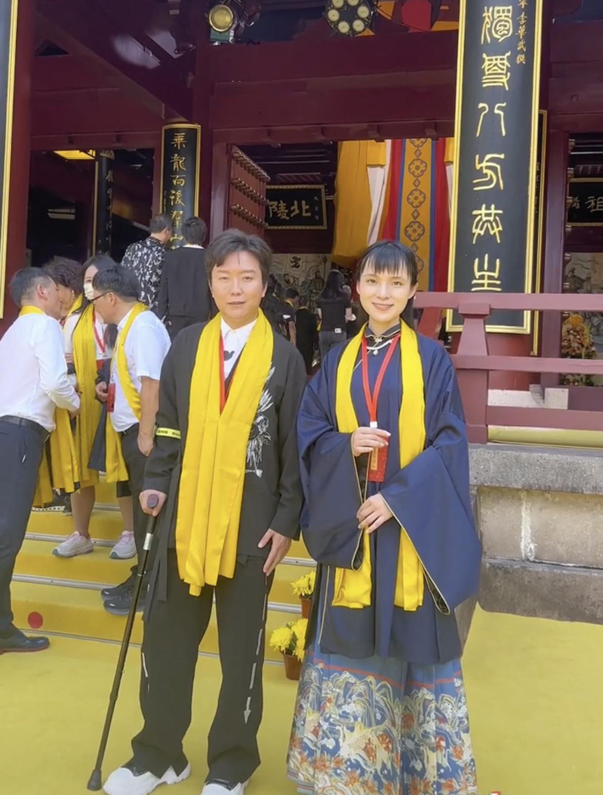 李玉刚|44岁李玉刚身体状况引担忧，节目后台坐轮椅，走路迈不开步要搀扶