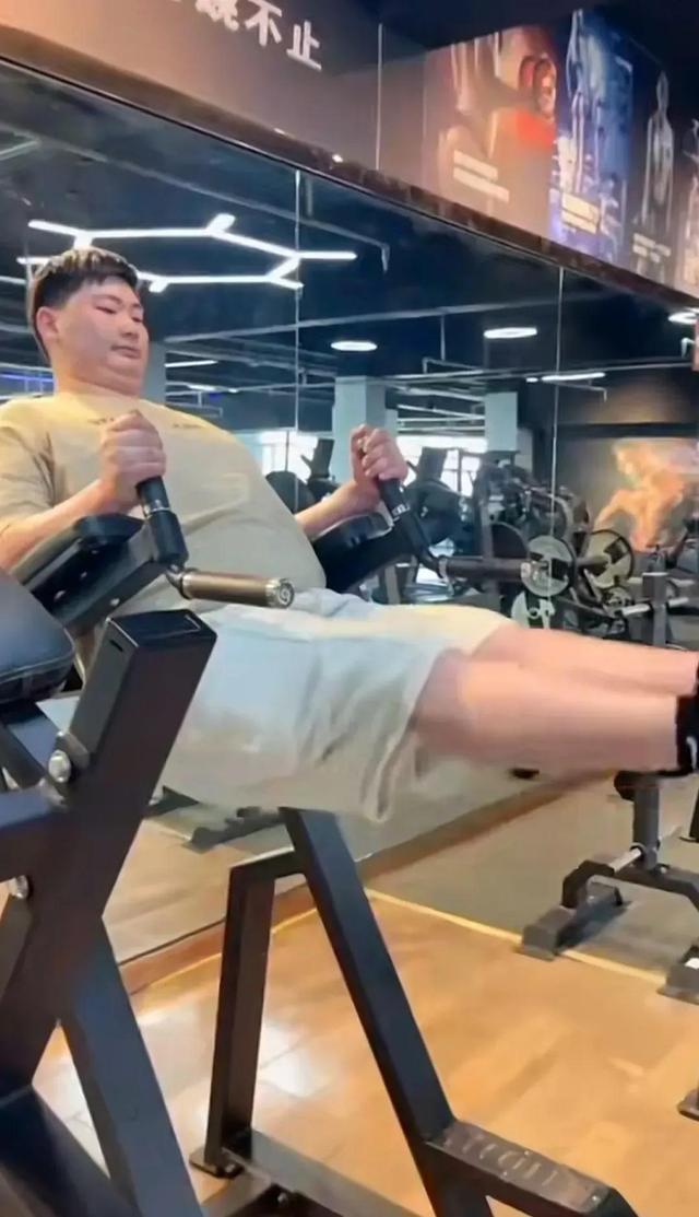 美甲 朱小伟考完驾照被爸爸安排去减肥，和妹妹一个训练营，妹妹瘦不少