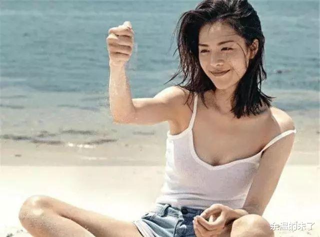 明星素颜|冯小刚捧红了她成龙接着捧，洪金宝排队等着捧，“红”是有原因的