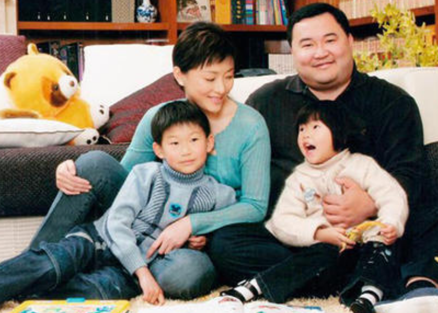 杨澜|杨澜与女儿牵手逛街,20岁女儿已亭亭玉立,网友:幸亏不像爸爸