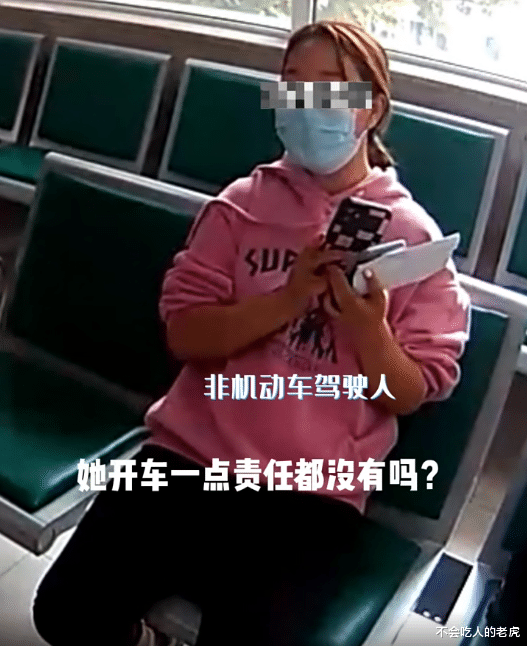 太搞笑!女子骑电动车闯红灯,反问交警司机问啥就没有责任,最后处理结果亮了