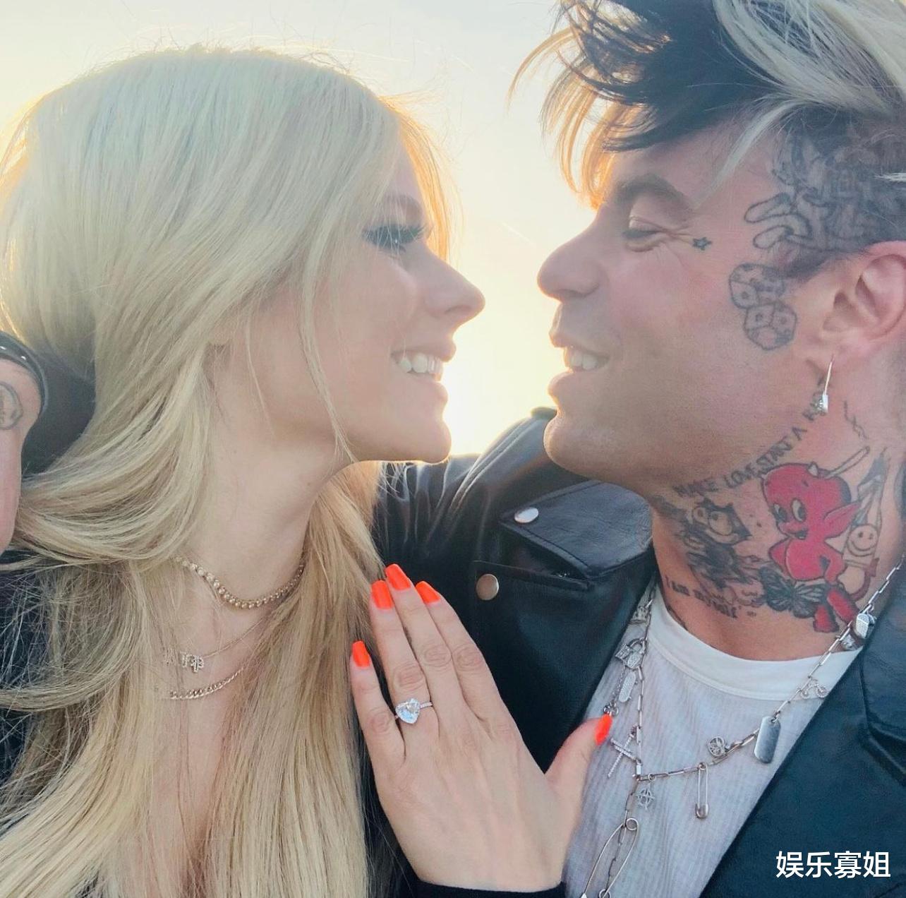 艾薇儿|艾薇儿宣布和男友订婚，男友在巴黎铁塔下单膝跪地向她求婚