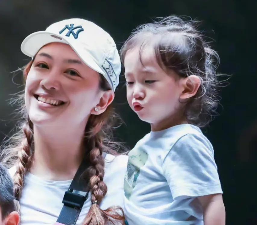 应采儿|应采儿晒母子三人合照，Jasper长高不少，HOHO嘟嘴卖萌像小女孩