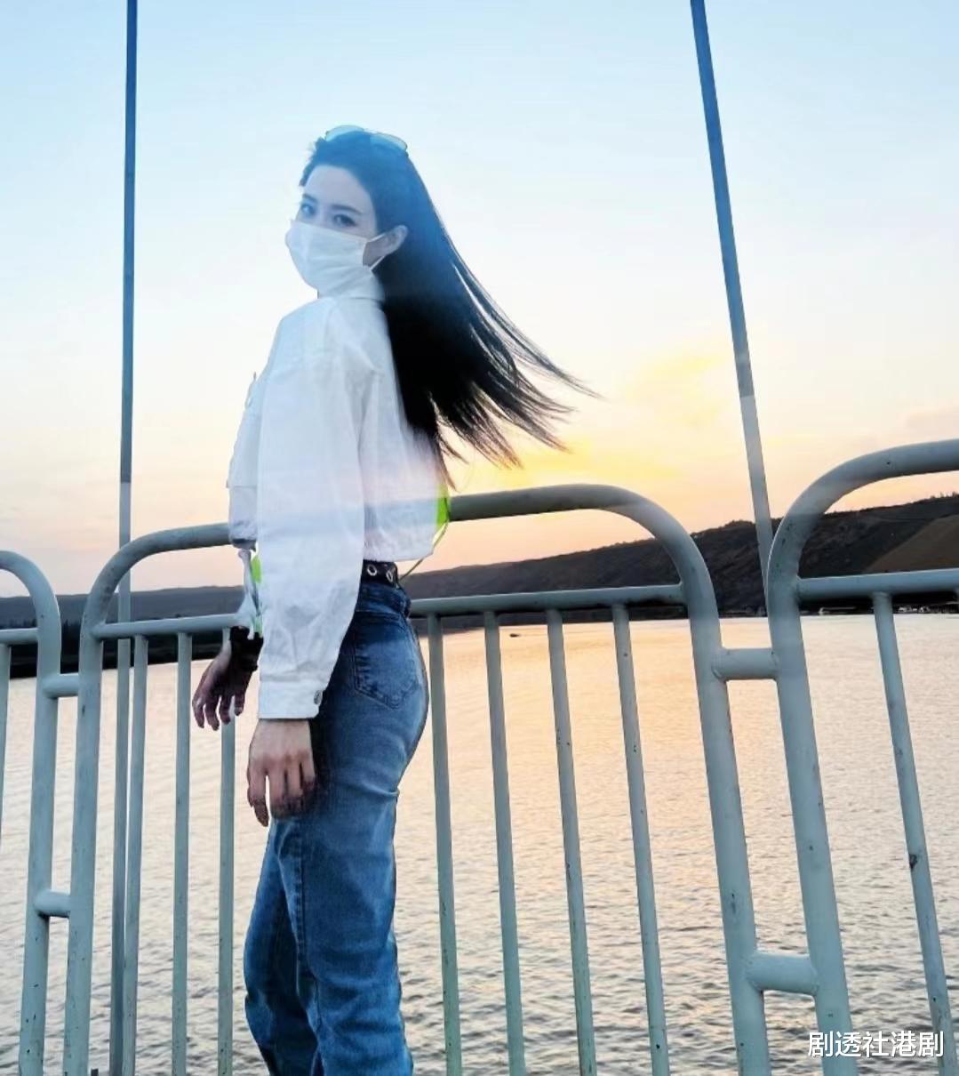 TVB|故弄玄虚！TVB歌手晒出游照避谈行踪，被曝疑北上幽会TVB前当家小生