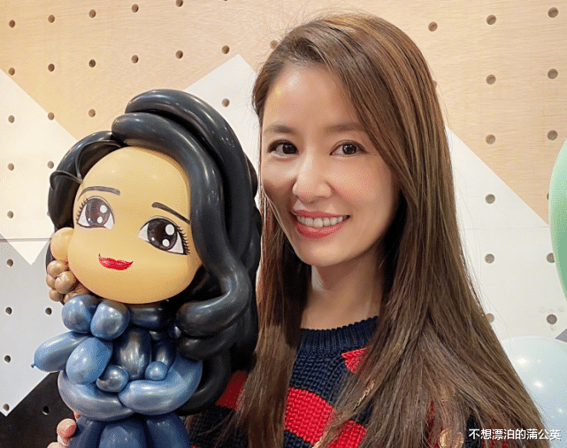 林心如|林心如亮相活动，获助理单膝跪地整理裙摆，46岁仍有“纸片腰”