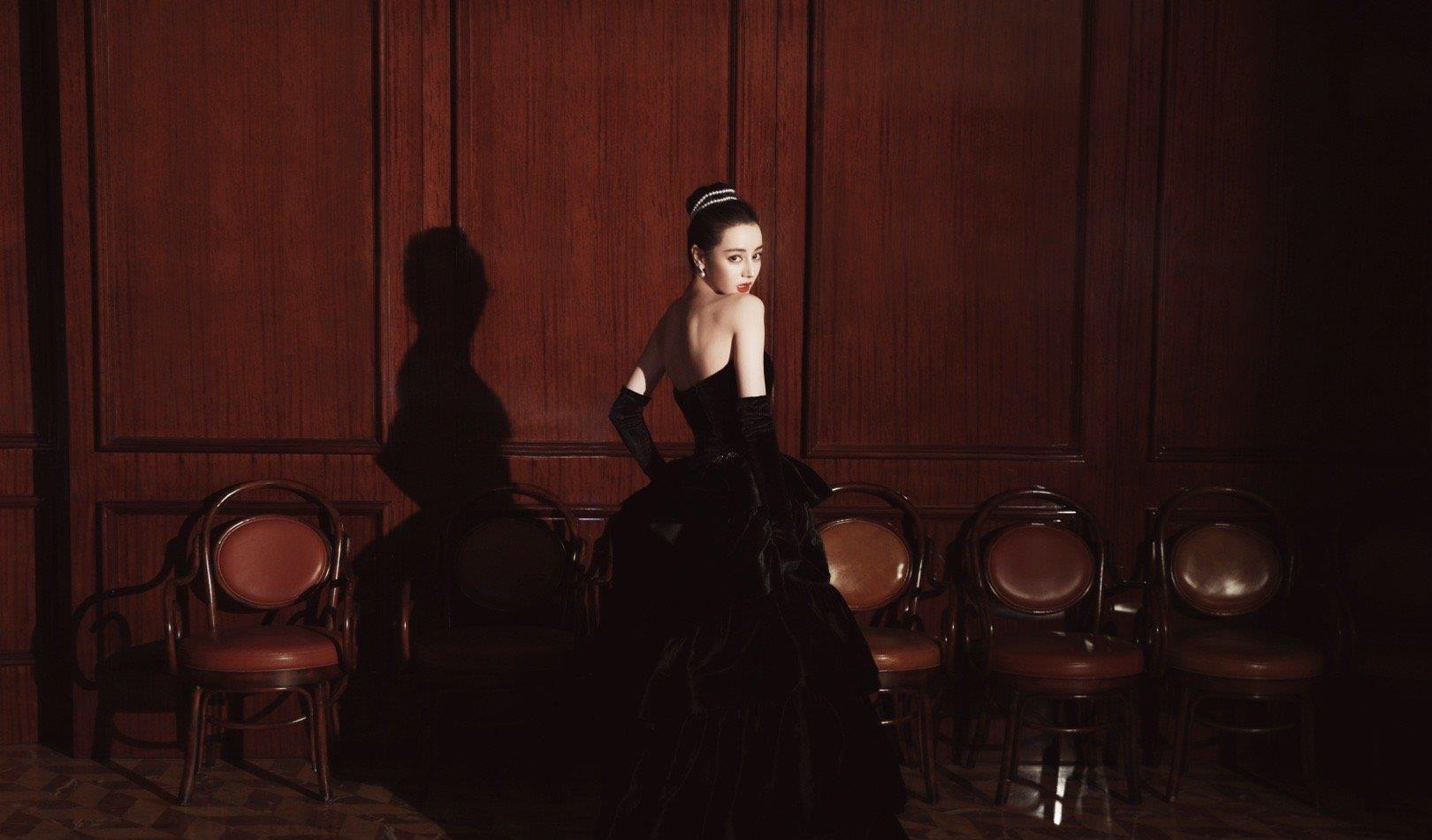 迪丽热巴|迪丽热巴赫本风造型直接封神！