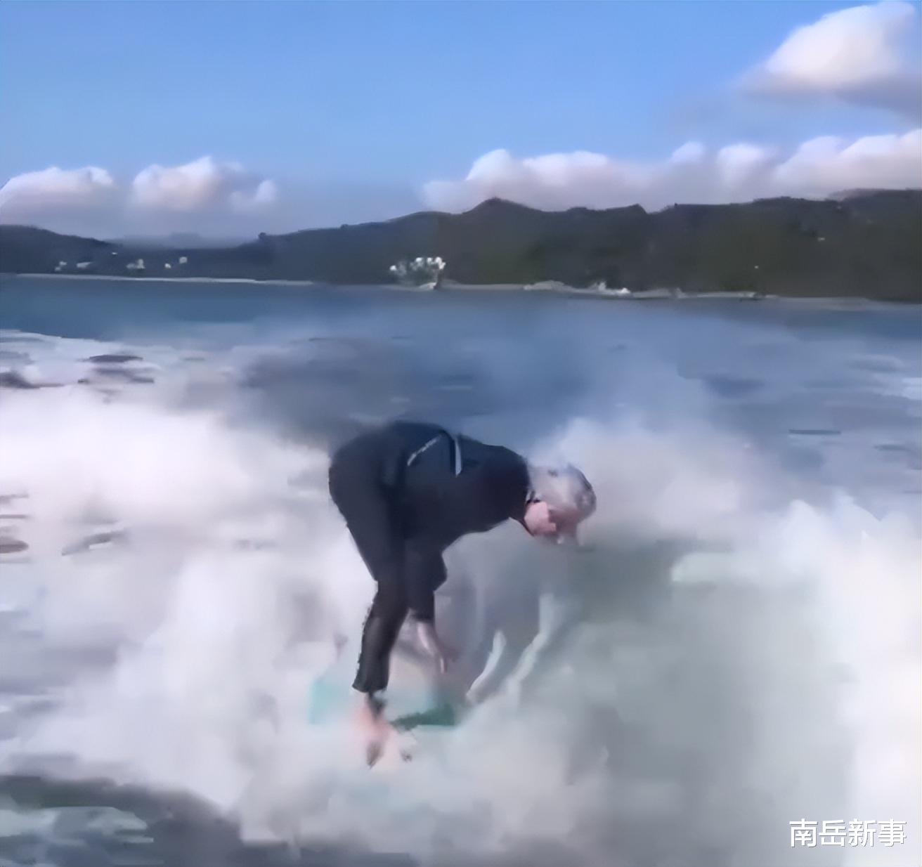 周星驰|60岁周星驰晒冲浪视频，问网友怎样能跳高一点，杨颖留言指导