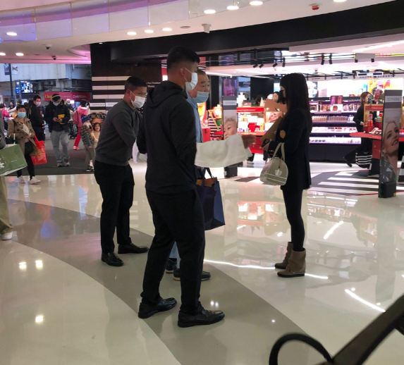 吕丽君|刘銮雄吕丽君分手8年还去逛街，而且失控怒骂路人