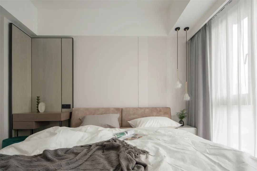 森系自然感：无主灯+白灰木色、这个三口之家收纳力满级了！