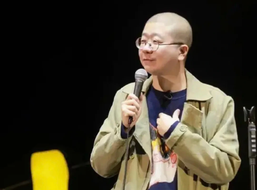 童星|油腻导演被逼换掉童星小花？何洁弄巧成拙？李诞退出笑果文化董事