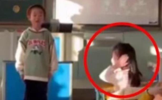 事业单位|某小学教师引导学生孤立同学后续，涉事教师均停职，且遭网络暴力