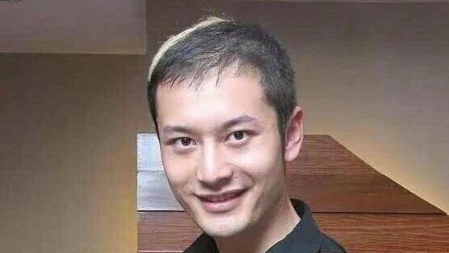 郑少秋|男星维护形象的5种方式：郑少秋戴假发，华晨宇穿厚跟鞋