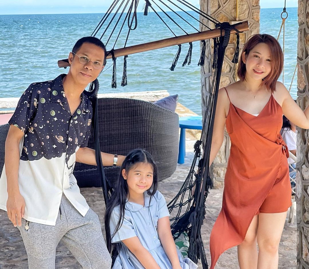 泰国|泰国男音乐人和9岁女儿合照，网友：这么明目张胆的恋童癖？