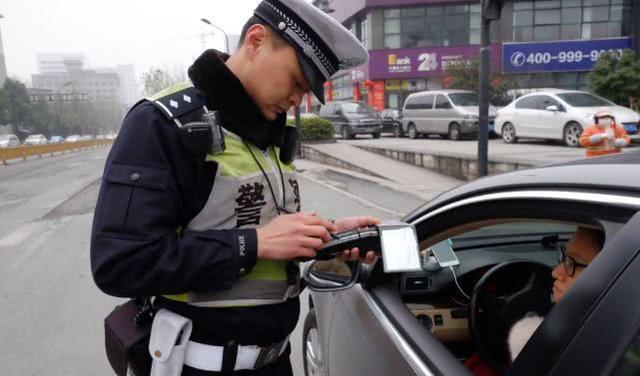 过年“不打烊”，严查私家车“4+1”行为，最高罚2000、记9分
