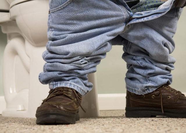 癌细胞|大便出现3个“改变”,可能是“癌细胞”在向你迈步,希望你没有