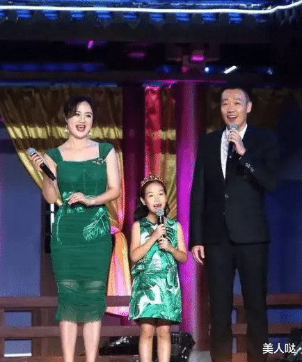 朱媛媛|49岁辛柏青携妻女亮相！老婆朱媛媛一袭绿裙窈窕又靓丽，女儿五官和爸似复制粘贴
