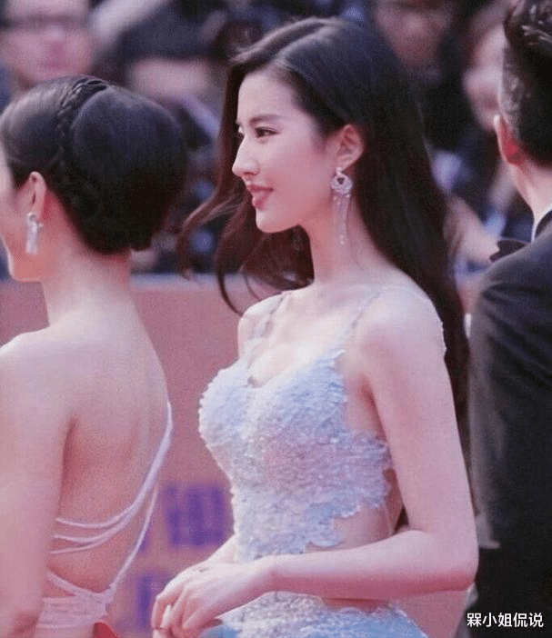 刘亦菲|刘亦菲摆脱菲妈约束，穿露背礼服走红毯，“水蜜桃”身材全程抢镜