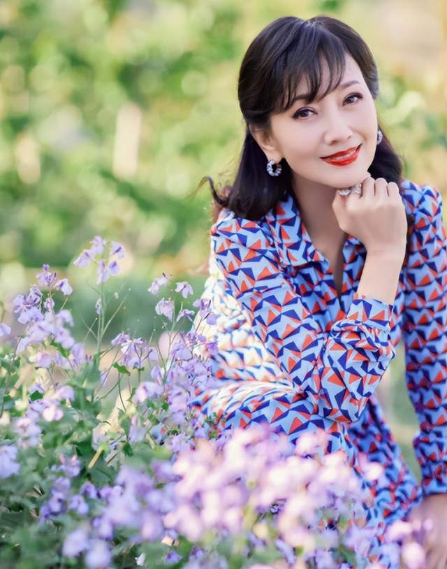 化妆师 古典第一美人,68岁骑摩托,涂红唇戴墨镜又美又飒,秒变飞车女侠