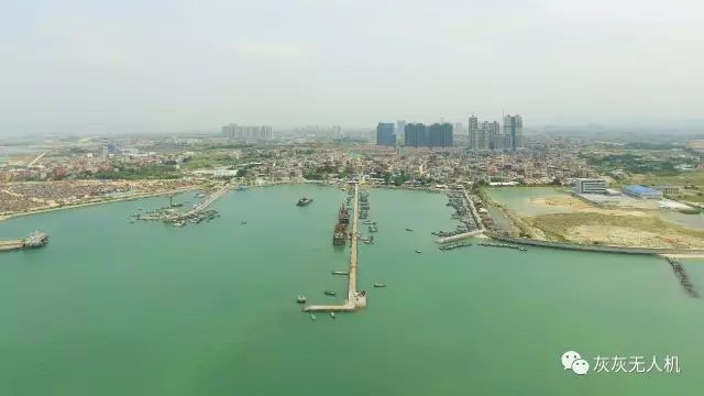 |航拍闽南渔乡欧厝村，码头可钓鱼和游泳，还可乘船出海钓鱼，赶海抓螃蟹等海鲜，村里更有