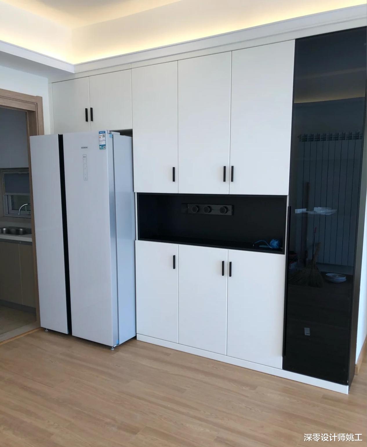 针对冰箱和旁边柜子宽厚不一,试用这3种办法解决,收纳能力真的强