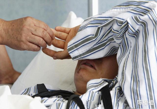 女子被家暴致残，卧床半年无人问津，老母亲千里赶去：妈背你回家