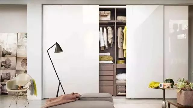 定衣柜别再瞎做隔板了，这样设计衣服能装200件，照着做就行