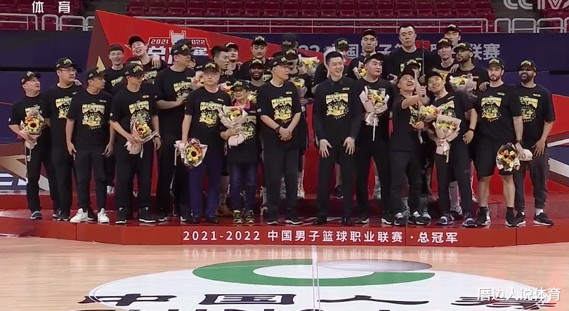 辽宁男篮|辽宁领奖暖心一幕！82岁老帅首度夺冠：杨鸣主动让他第一个举起奖杯