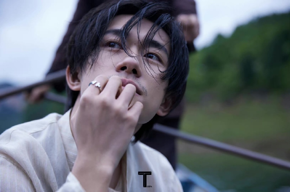 易烊千玺|恭喜易烊千玺，终于吃上皇粮了