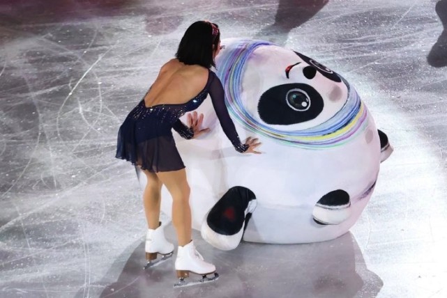 冰墩墩|太可爱！隋文静一掌扑倒冰墩墩后连滚2圈，观众尖叫！网友：顶流的艰辛