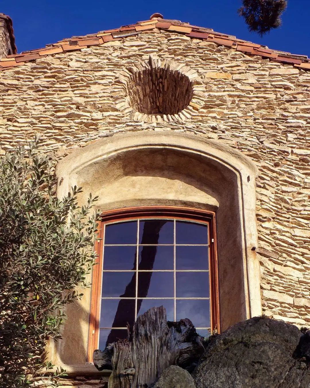 布拉德·皮特|58岁皮特豪掷2亿入手悬崖古堡！网友：好看，就怕房子掉海里…