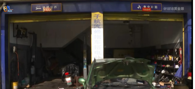 浙江杭州,一男子驾驶五菱宏光到某地拉货,没想半路被人追尾