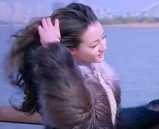 迪丽热巴|迪丽热巴机场出发路透图曝光：土气裙子难掩美貌，像极了高雯