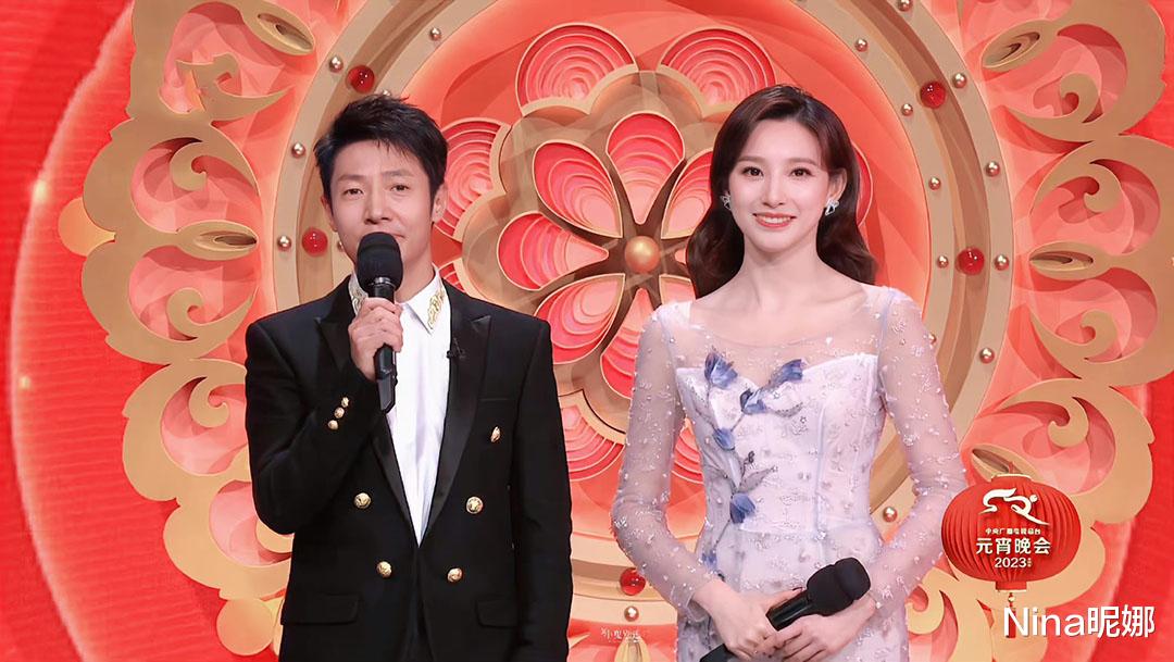 周洁琼|马凡舒元宵晚会扛大梁！甜美公主礼服变央视门面，龙洋穿红裙成陪衬