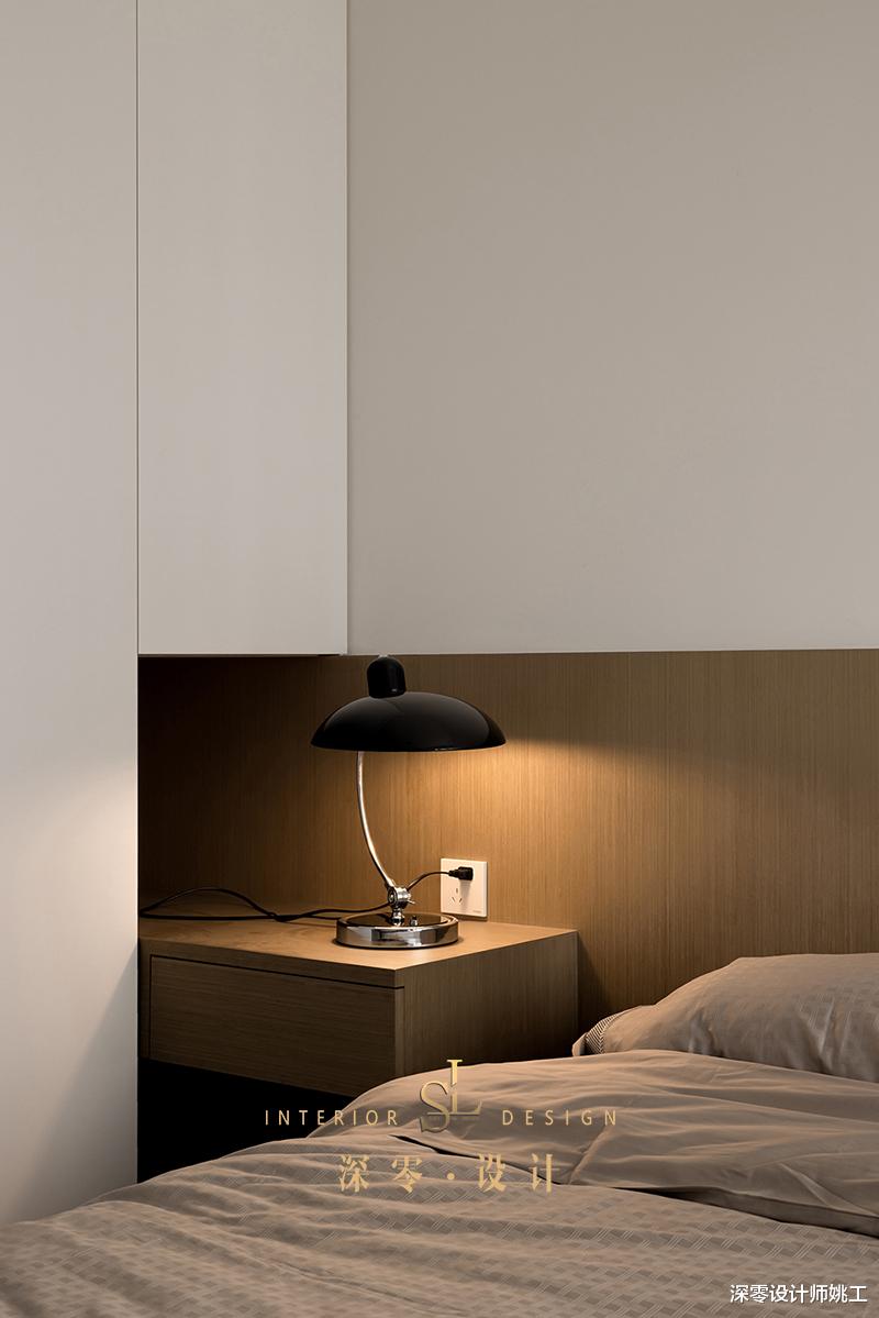 说实话,豪装不一定有她家舒适,客厅整面高柜有藏有露,收纳能力强悍