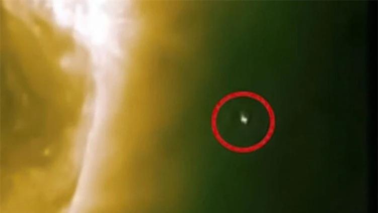 空中突现绿色不明飞行物，霍金的预言将要实现了吗？