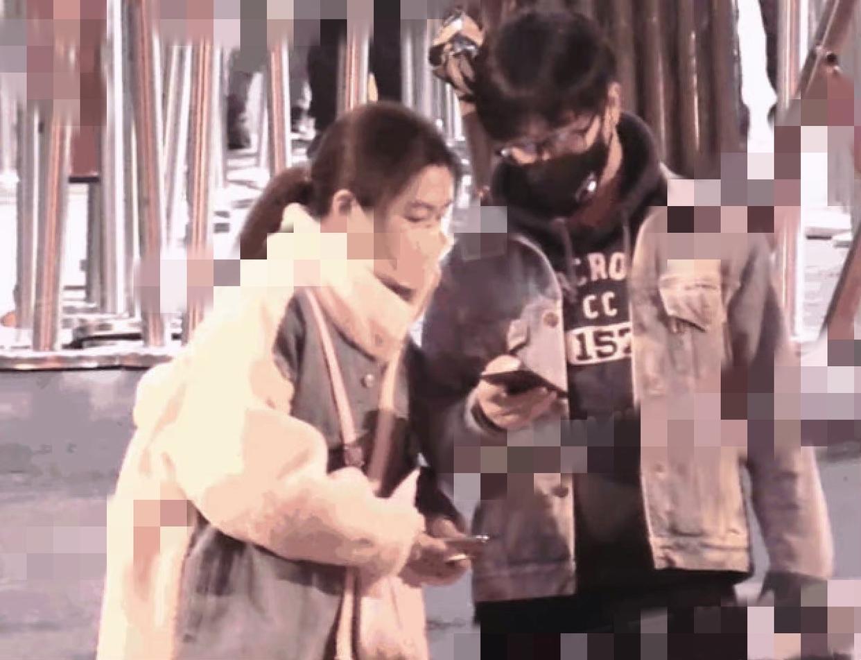 Selina|Selina携男友看演唱会，露灿烂笑容幸福满溢，男方穿着朴素接地气