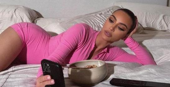 明星|金卡戴珊上《深夜秀》,首次承认单身!穿连体裙好仙,中门大开