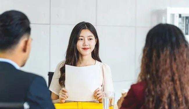 大学生|“抱歉,上网课的毕业生我们不招”,谁来为当代大学生的就业难买单?