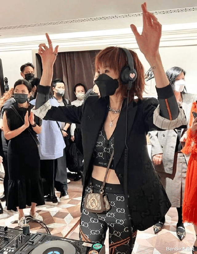 张曼玉|张曼玉：爱情里卑微到尘埃，事业上强大到极致