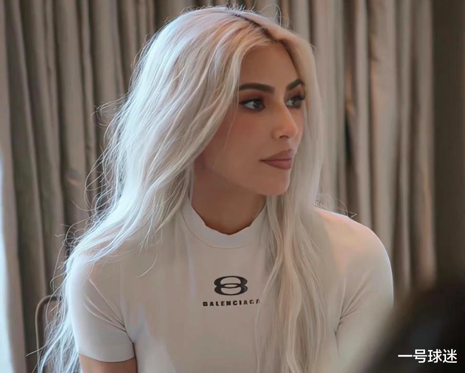 金·卡戴珊|快乐的金·卡戴珊，参加派对，找回童心，身型再升级，穿长裙太美