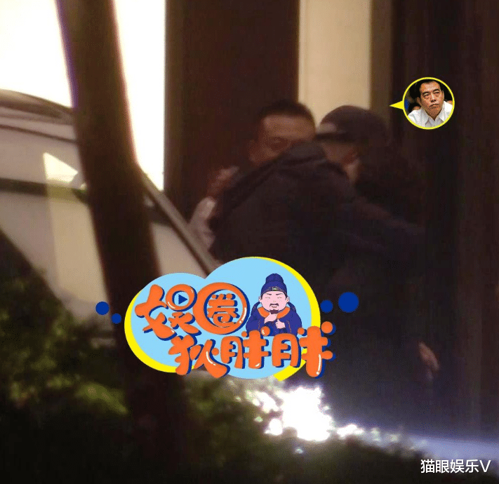 黄晓明|黄晓明陈凯歌罕见聚餐，打扮低调似路人，两人拥抱告别关系要好