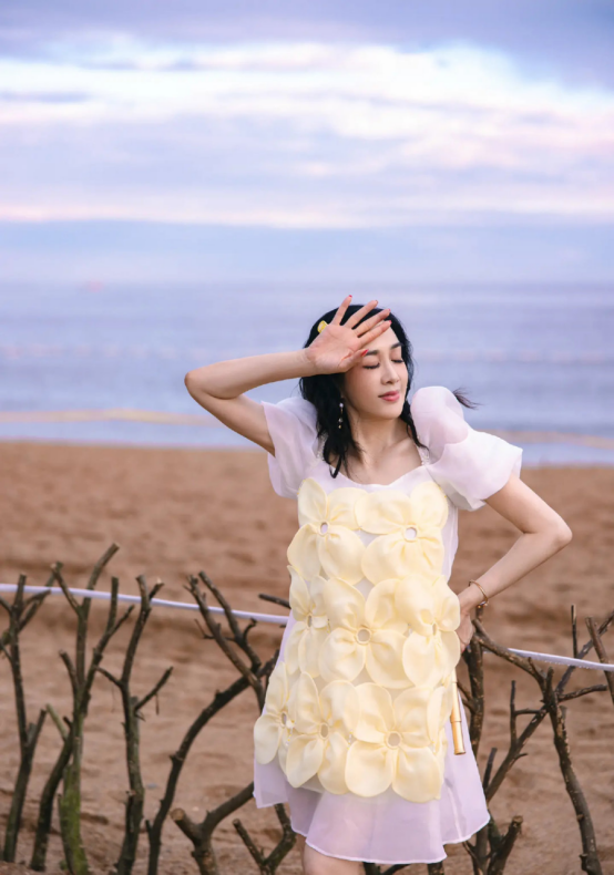 钟丽缇|51岁钟丽缇不服老!穿粉色紧身裙现身热舞,扎双马尾被嘲“装嫩”