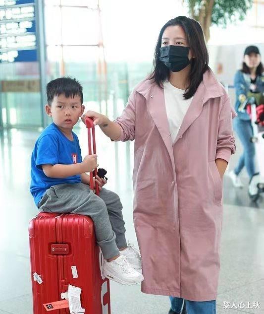 何洁|何洁真活成了汉子！带娃出街穿得像保姆，不修边幅哪有半点明星相