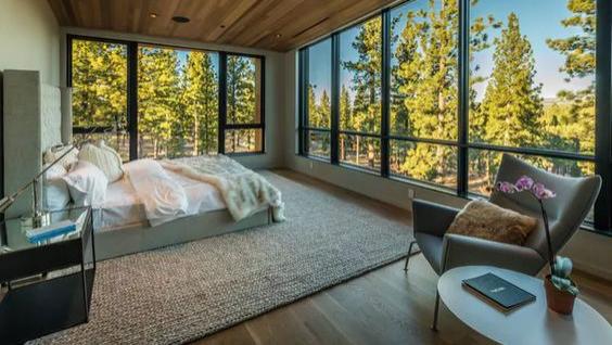 这应该是理想中的美好生活吧！卧室床尾正对落地窗，外面景色一览无余