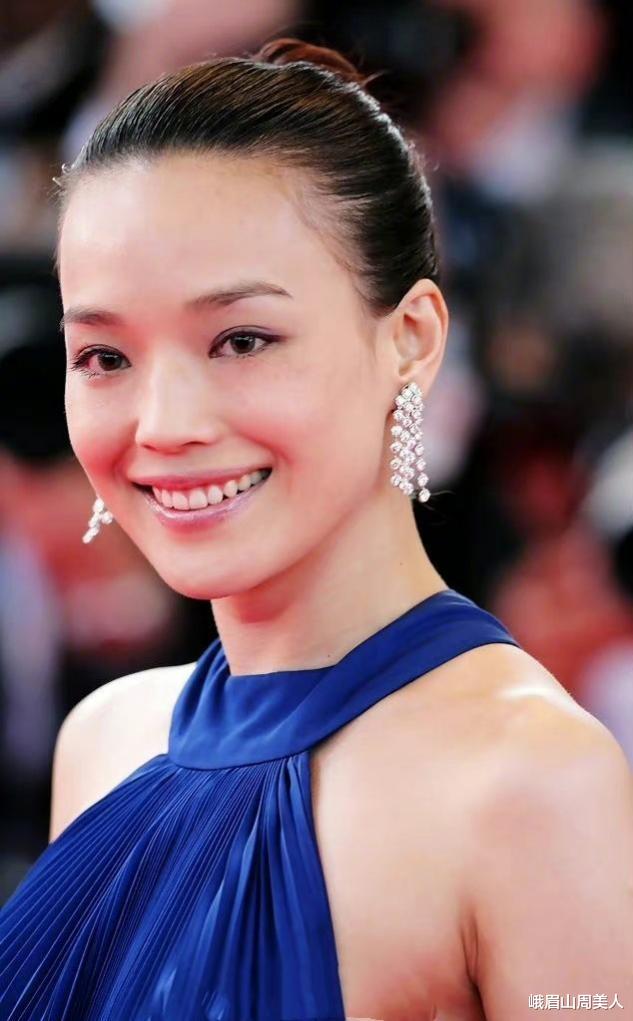烫发 最近火了一种发型叫“挂耳烫发”,意外的减龄洋气,圆脸也适合!